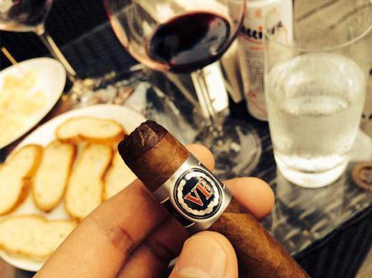 抽雪茄是种什么感觉,如何正确抽雪茄不上瘾