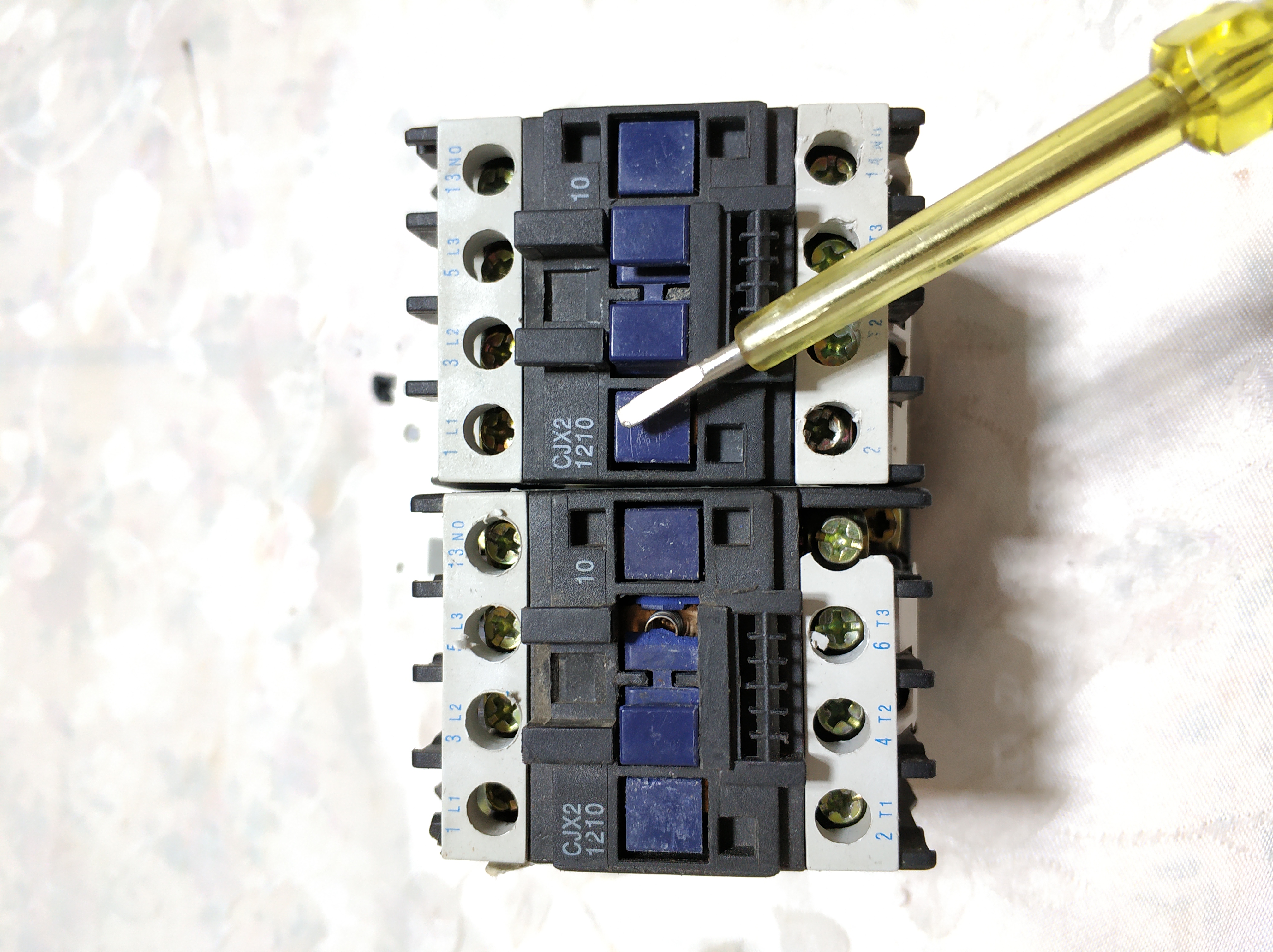 交流接触器220v和380v的铭牌咋分,交流接触器铭牌怎么看