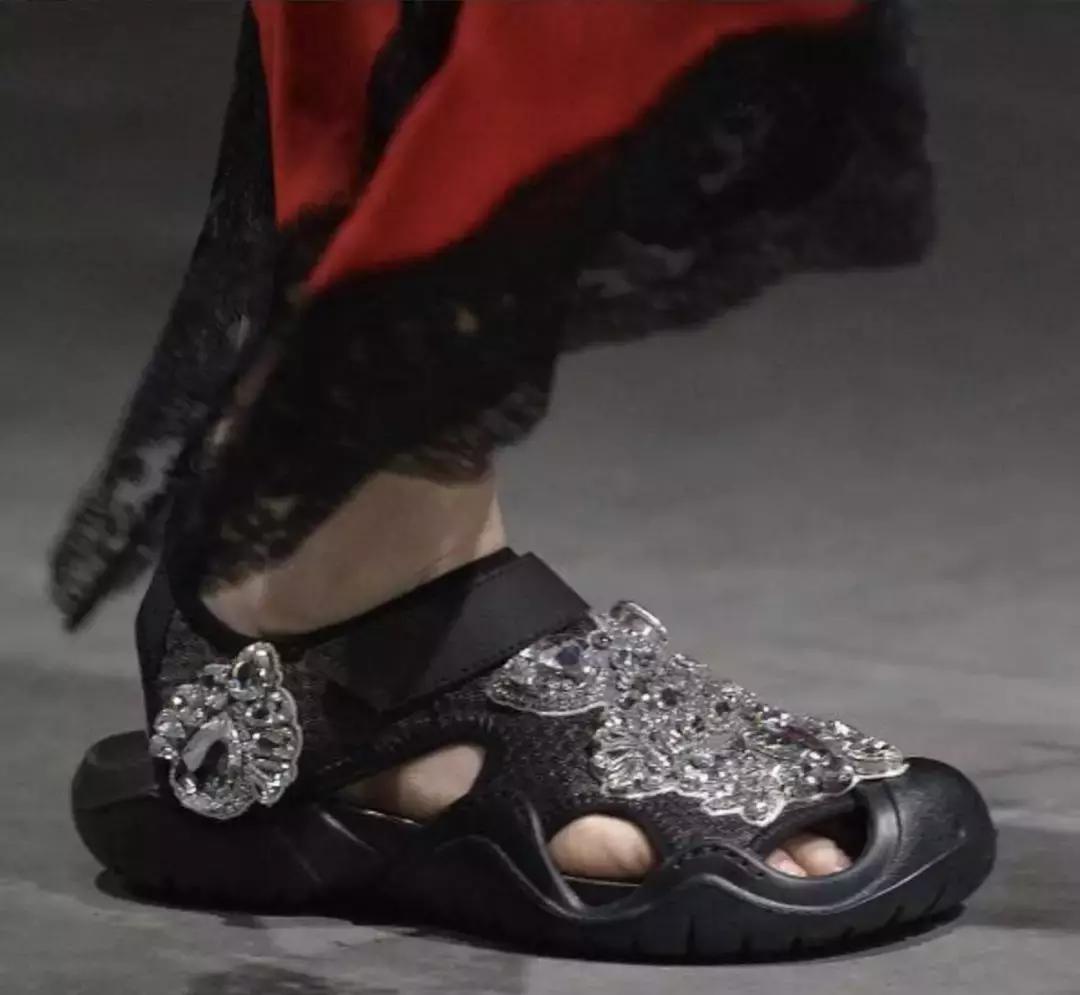 crocs洞洞鞋真得不闷脚吗,crocs洞洞鞋真的不臭脚