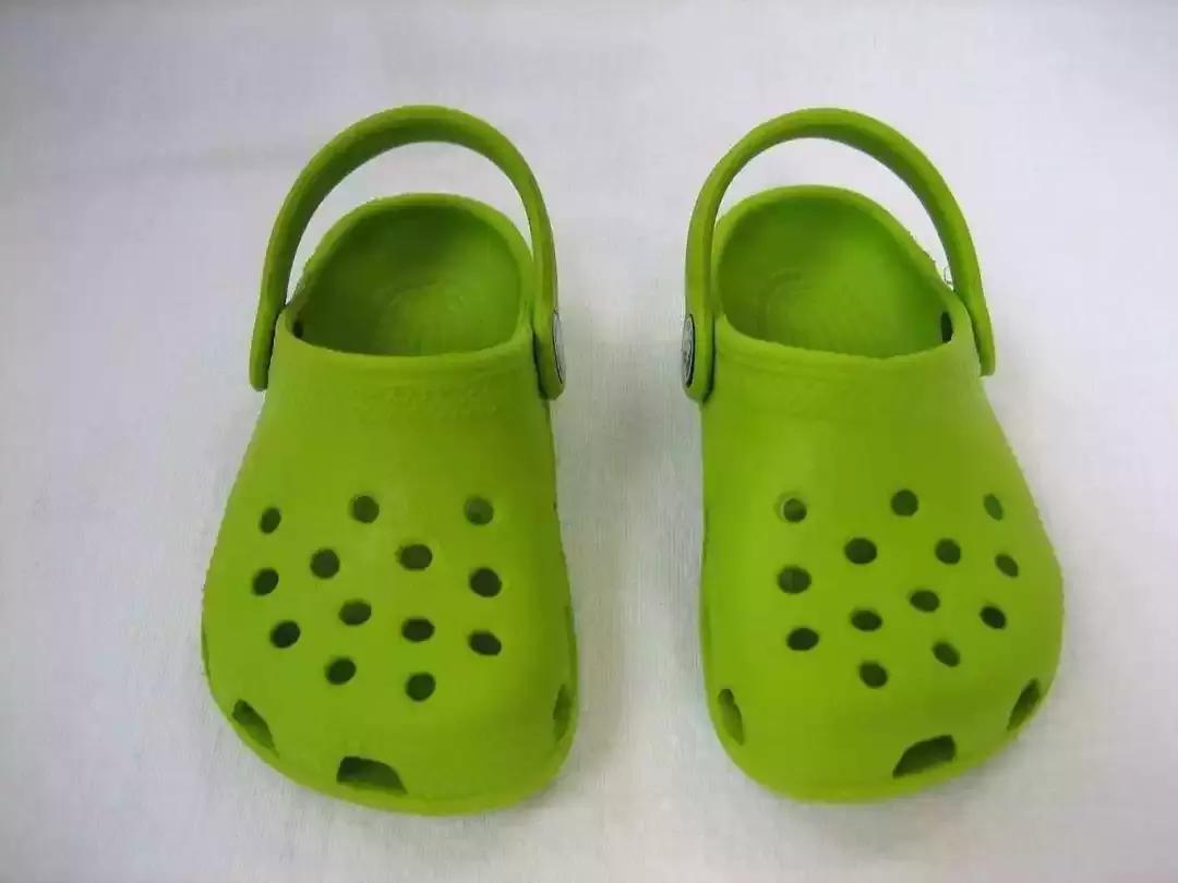 crocs洞洞鞋真得不闷脚吗,crocs洞洞鞋经典款一点不软