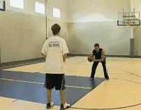 如何防止投三分时辅助手发力,如何避免投篮左手发力