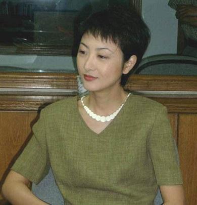 他曾是央视当红的一名主持人,他曾是央视主持人