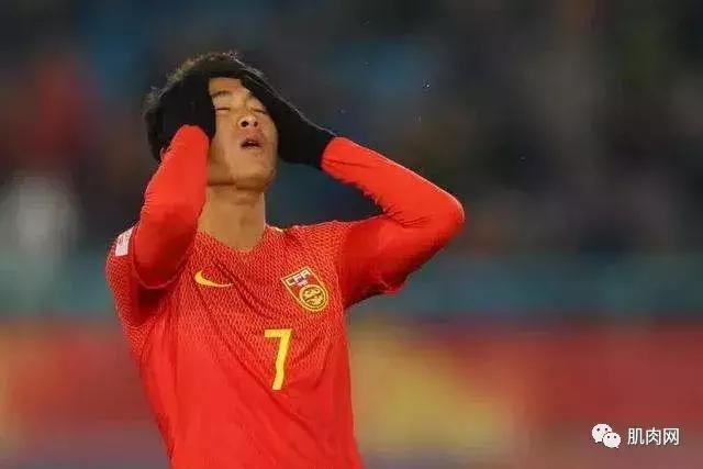 当男足脱掉衣服，确实不忍直视了！年薪1亿，白斩鸡身材！