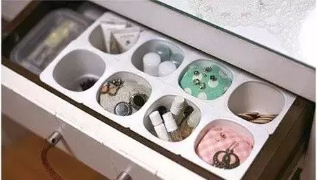 她在衣柜里系了根鞋带，衣柜竟然瞬间大一倍！大写的服气……