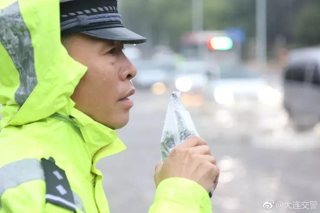 逆行的身影令人泪目,暴雨中逆行的身影