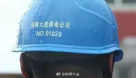 逆行的身影令人泪目,暴雨中逆行的身影