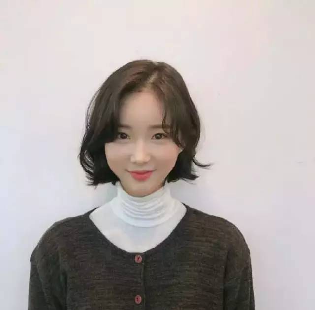 适合小脸的短发超级减龄好看,大脸短发好看还是小脸短发好看