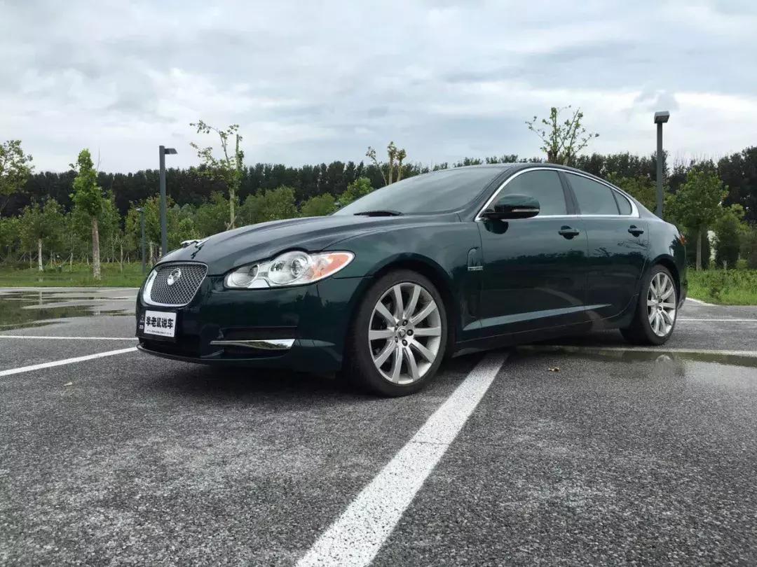 花16万尽显英伦风范，停车姑娘围着转，开起来一年少6万