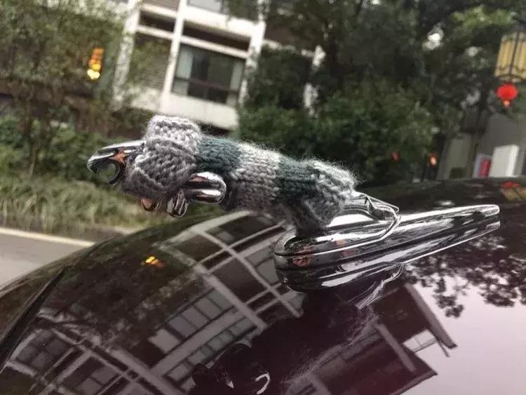 花16万尽显英伦风范，停车姑娘围着转，开起来一年少6万