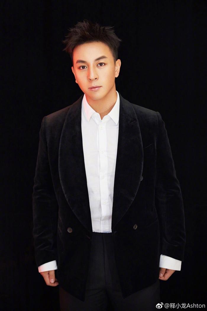 释小龙近照一年瘦60斤,释小龙18岁照片