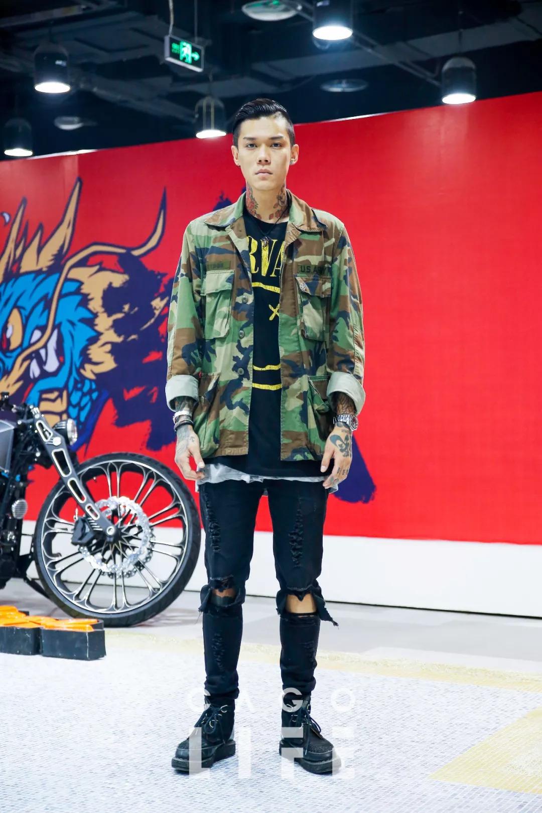 成都太古里街拍的男孩子,成都街拍太古里情侣高颜值