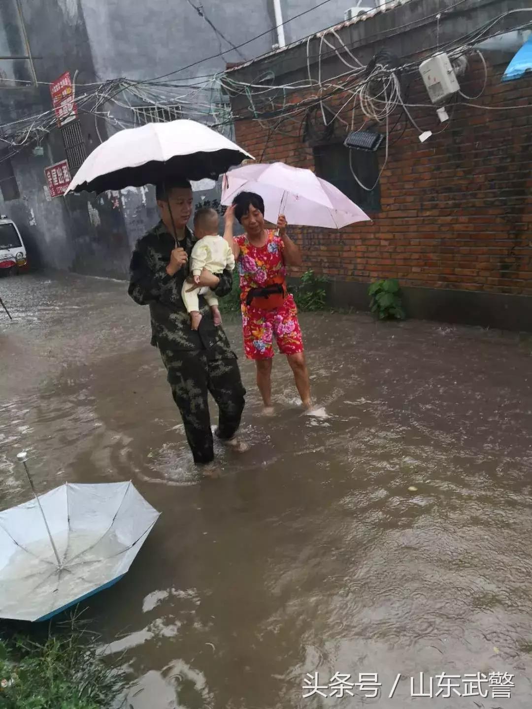暴雨抢险救灾军人,暴雨来袭坚守岗位