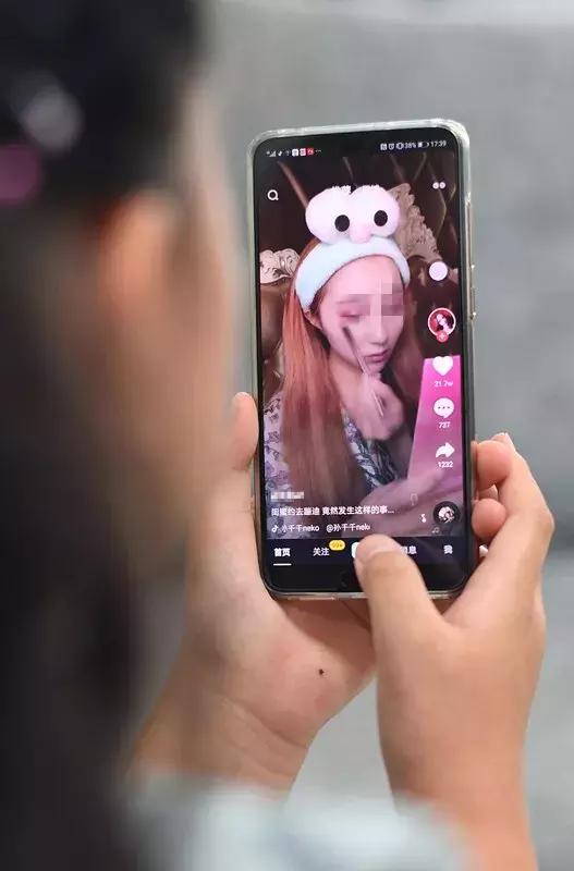 8岁女孩浓妆艳抹,九岁小女孩浓妆艳抹