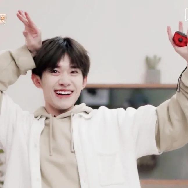 易烊千玺买权志龙同款鞋,易烊千玺助理权志龙鞋