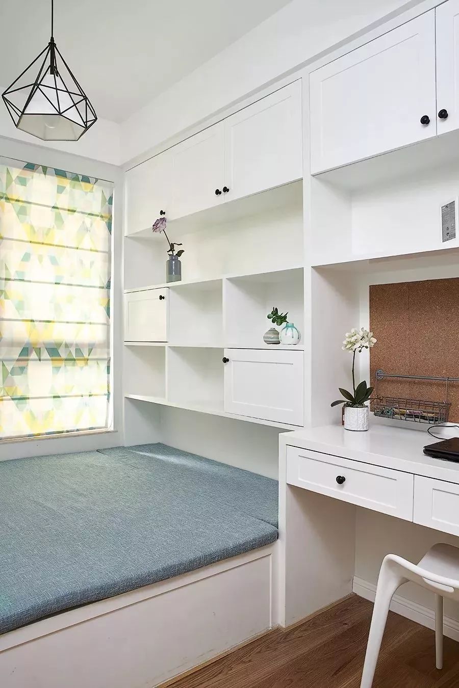 书房有个榻榻米和书柜设计,书房榻榻米的设计底下可以储物