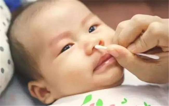 婴儿呛奶错误操作,育儿知识大全小孩吐奶怎么解决