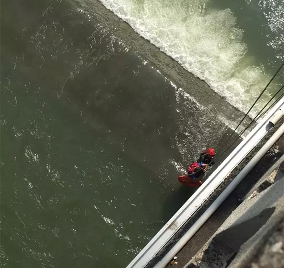 江油涪江二桥下4人1狗被困河中，怎么回事？