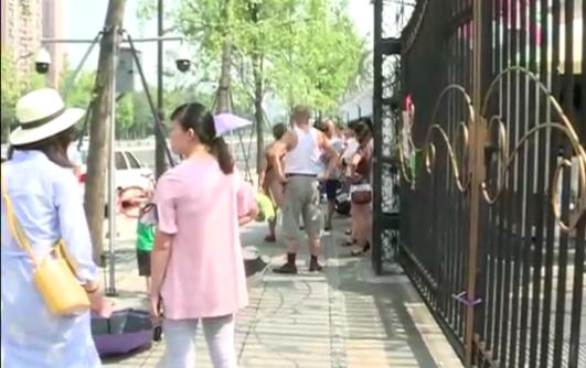 幼儿园开学突然说要倒闭,幼儿园宣布闭园引家长不满