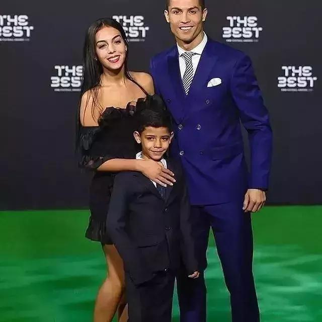 她用蜜桃臀彻底征服C罗，这个亿万少女的情敌竟是个灰姑娘？！