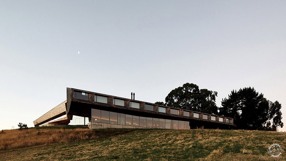 悬挑在山坡之上的海边酒店