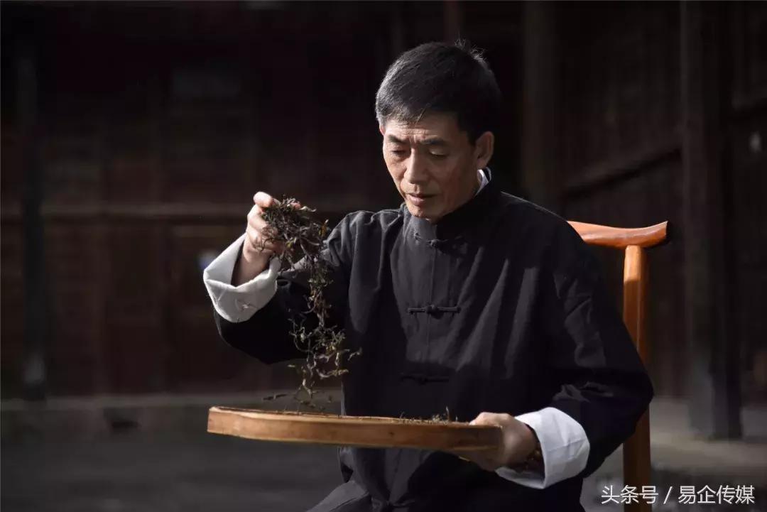 龙润茶技术总工卫宗成荣获“普洱茶传承工艺大师”称号