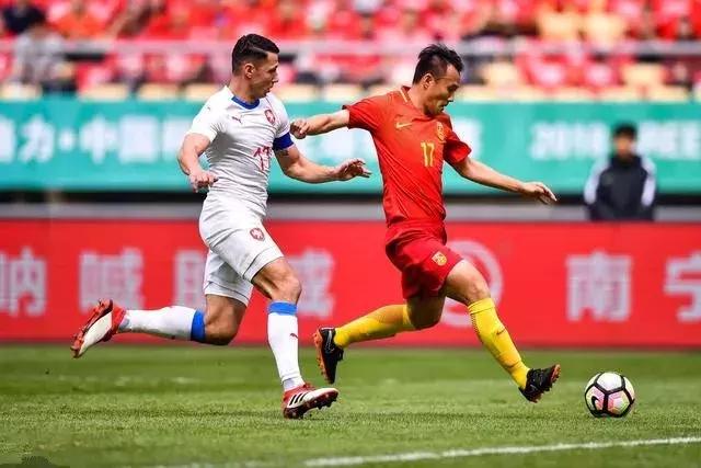 国足骂战升级这次被骂冤吗,国足踢球时被骂