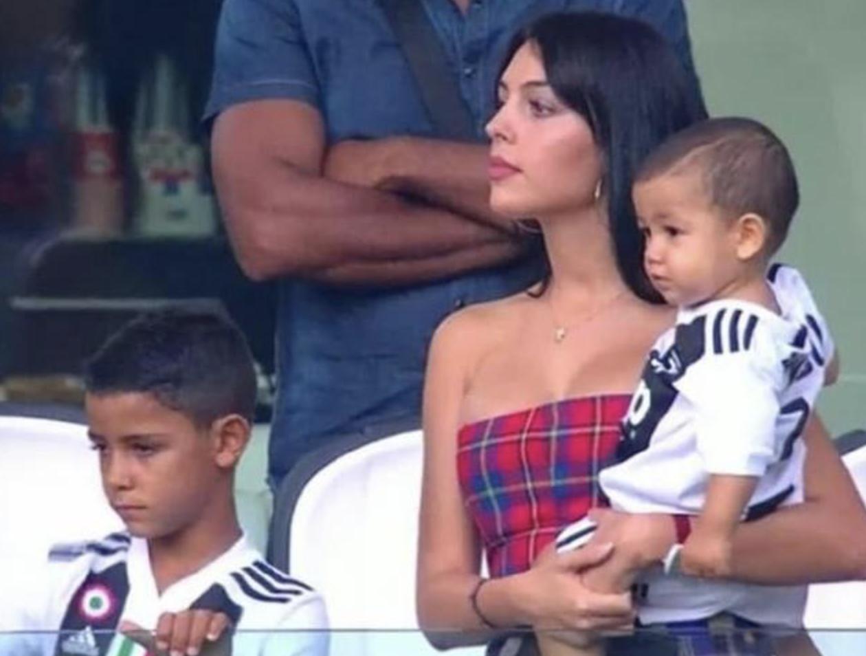 年轻乔治娜和c罗漫步,乔治娜第一次陪c罗出席活动