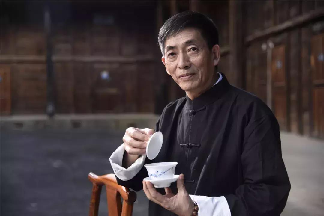 龙润茶技术总工卫宗成荣获“普洱茶传承工艺大师”称号