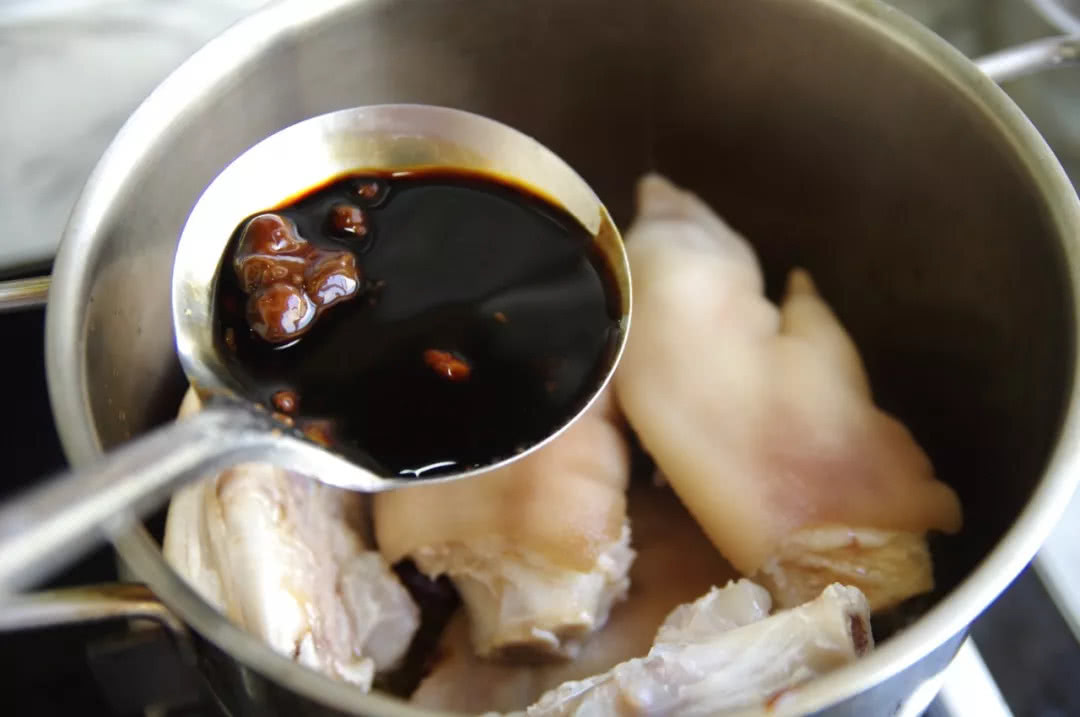 我们家的大猪蹄子，先烧再炖后烤，软而不烂，吃起来解恨又解馋！