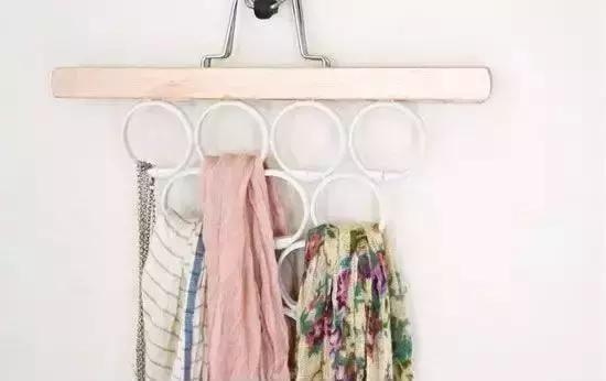 她在衣柜里系了根鞋带，衣柜竟然瞬间大一倍！