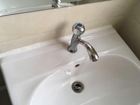 卫生间玻璃胶容易发黑怎么去除,卫生间玻璃胶发霉怎么清除