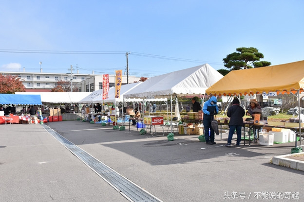 一个“狱”字大大的展现在生活用品上，走在街头不用担心撞一起了