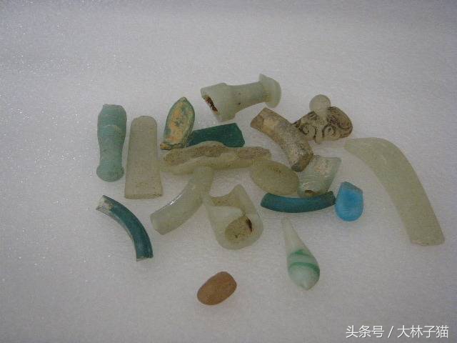 梦见后山挖出大洞穴里面有宝物,梦见大古墓并取出财宝