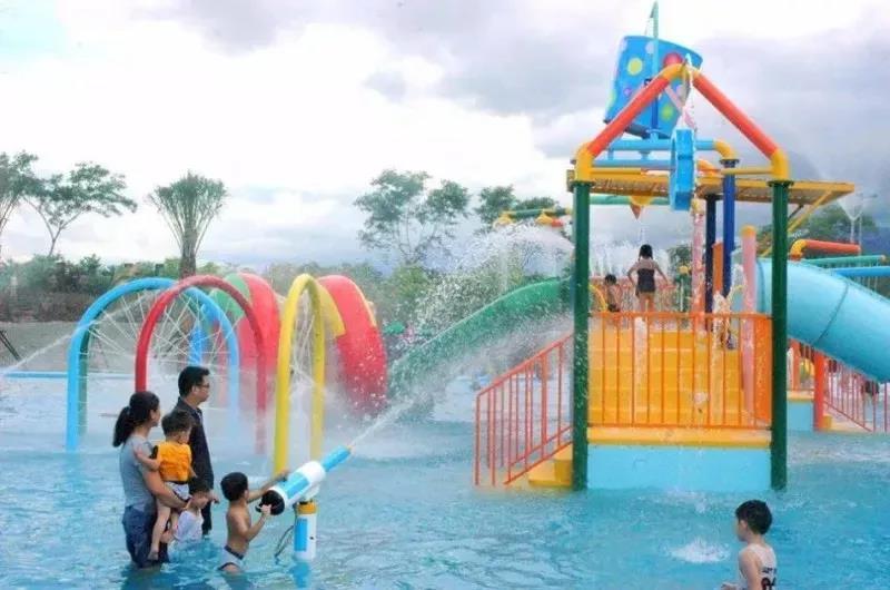 婴儿游泳能促进智力发育嘛,婴儿游泳对大脑发育有好处吗