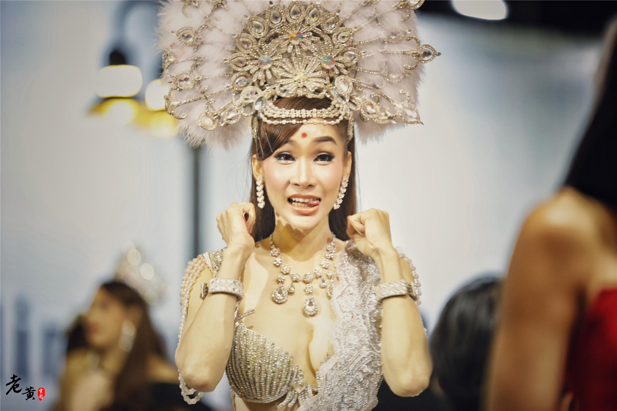 夜拍蒂芬尼人妖秀，人妖与游客们合影，中国游客成其半壁江山