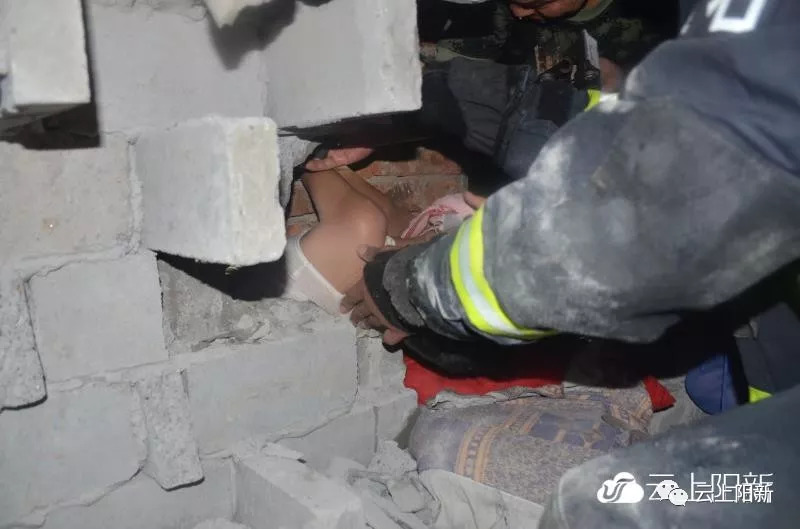 危险丨姐弟戏耍被卡在不足15厘米墙缝内消防蜀黍紧急凿墙、扒砖施救