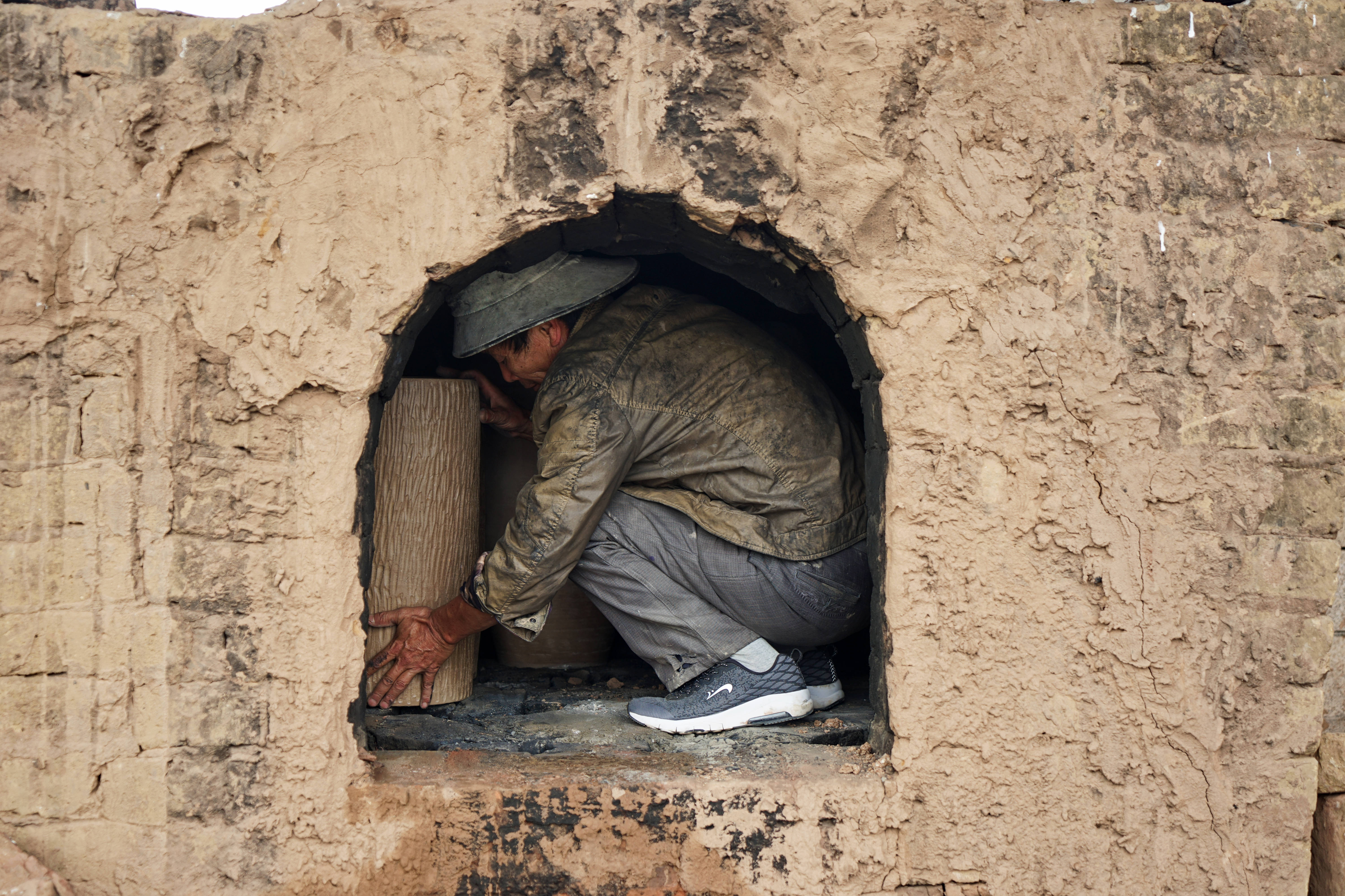 黑陶的前世今生：5000年古文明技艺把泥土炼成“黑金”