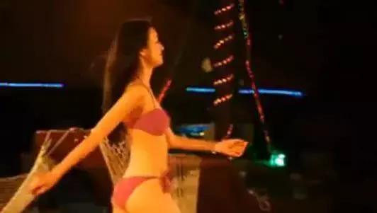 她因走秀时*裤内**滑落而红，后面自己可以想了