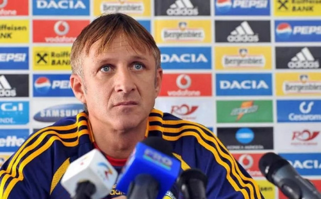 职业病：主帅场边截断对方球员进攻，被罚上看台