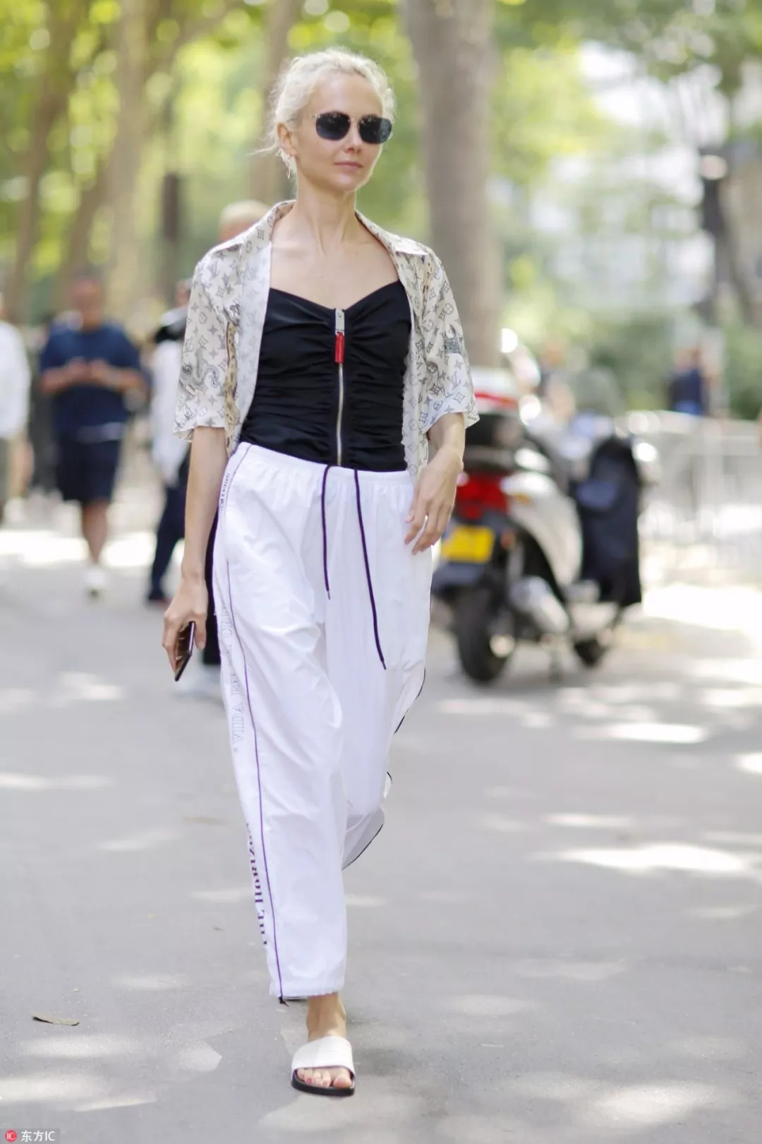 衬衣是秋季必不可少的百搭神器,夏秋交替时尚衬衫