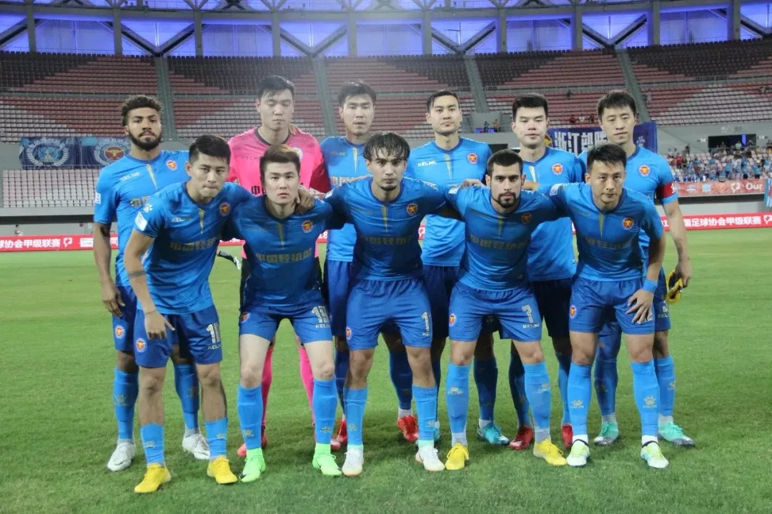 喜欢足球的女球迷,为什么女孩子更喜欢足球