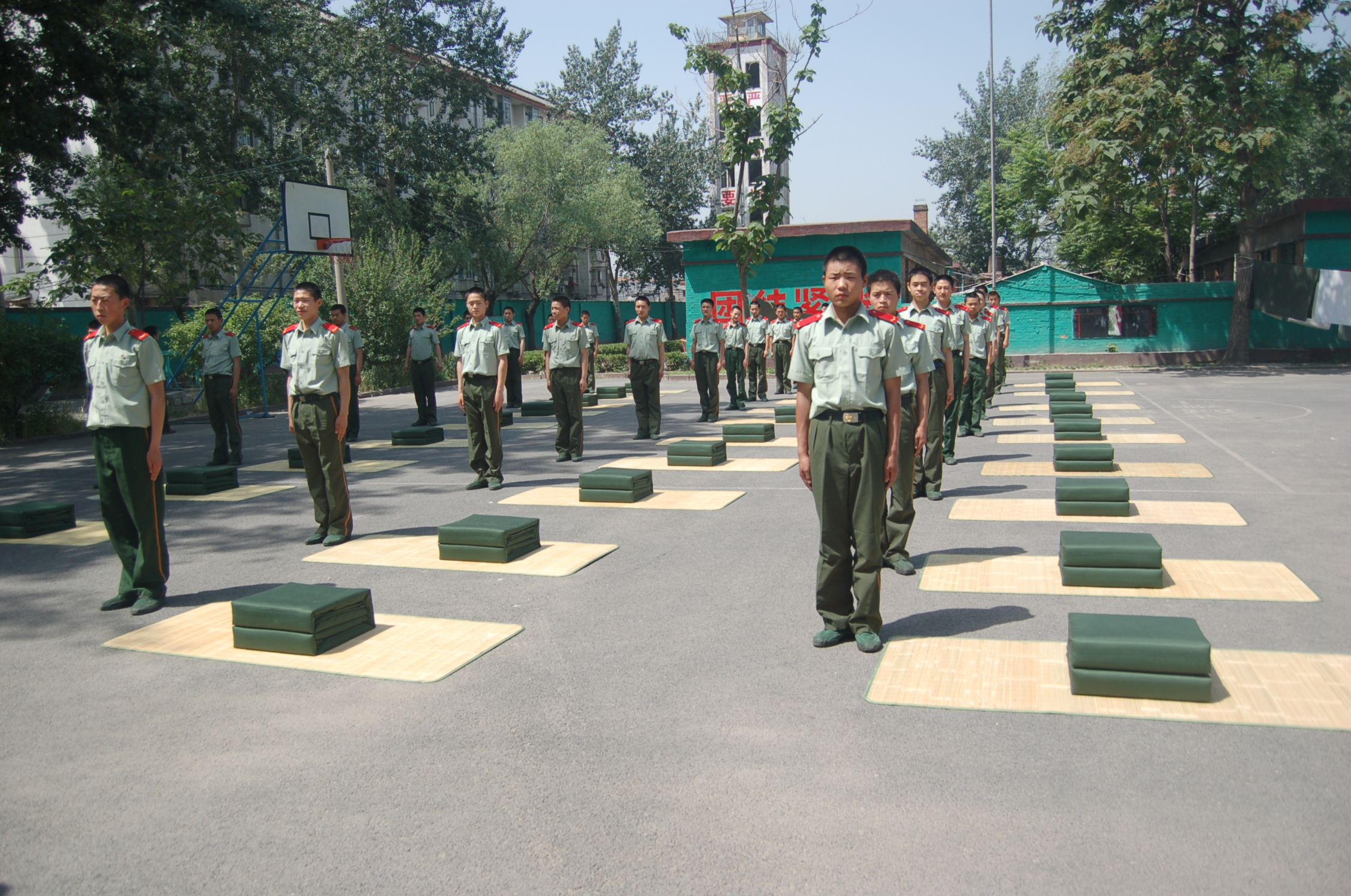 一只脚跨进监狱,一只脚已踏入监狱