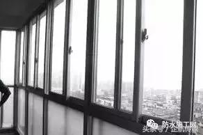 铝合金门窗四周的裂缝怎么处理,铝合金门窗渗漏