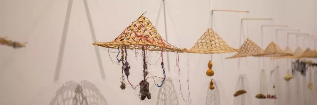 亚洲首展！开枪射画肉上绣花……这场叫“她”的展览，见识女性的力量