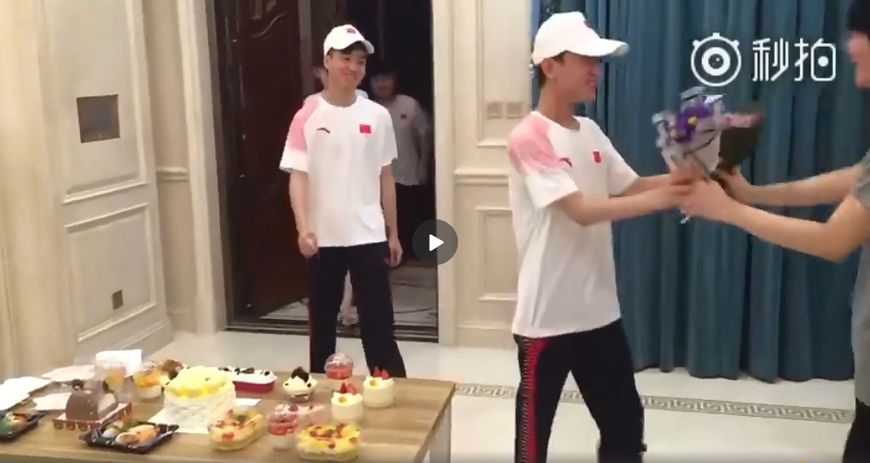 LOL：RNG队员回到基地，史森明疯狂安排琪琪，暑假作业做完了没？