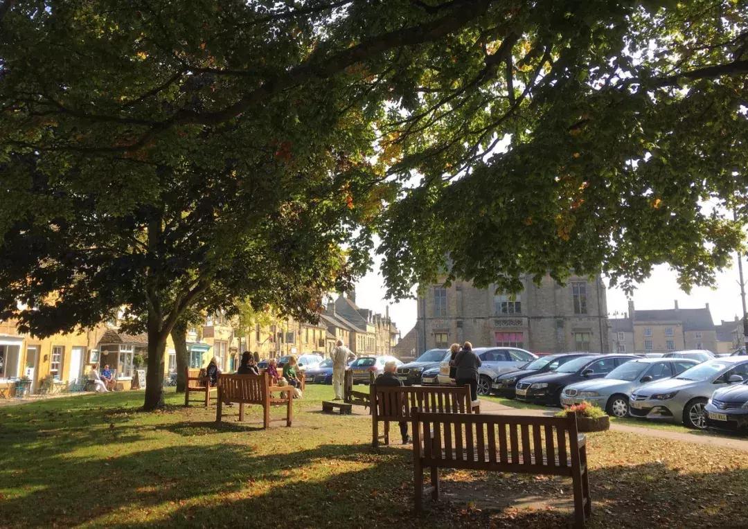 为什么英国人喜欢旅游呢,英国人的城镇和乡下生活