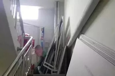 火场救出5人,火场逃生弯腰迅速从安全通道逃离