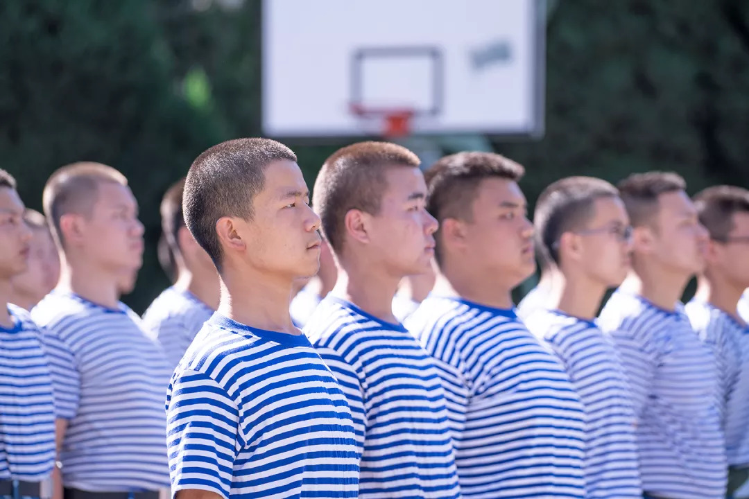 军训教官帅气出场,军训进行时英姿飒爽蓄势待发