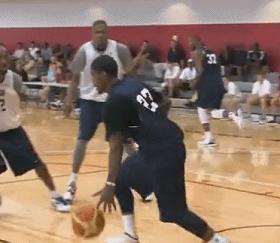 科比交叉变向过人教学,新手必学过人技巧篮球