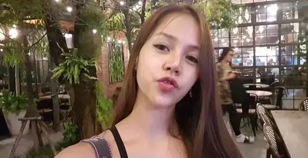 翘臀辣妹只穿睡裙深蹲，这画面直男根本受不了